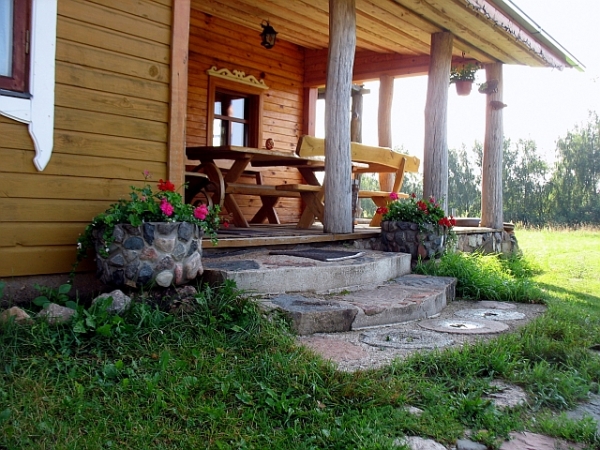 Akmenimis dekoruoti lauko ir vidaus vazonai, vazos