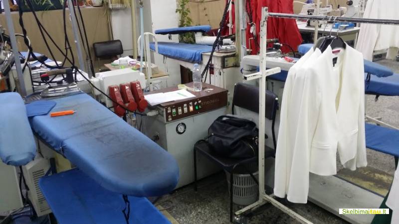 Parduodama veikianti stambi siuvimo įmonė