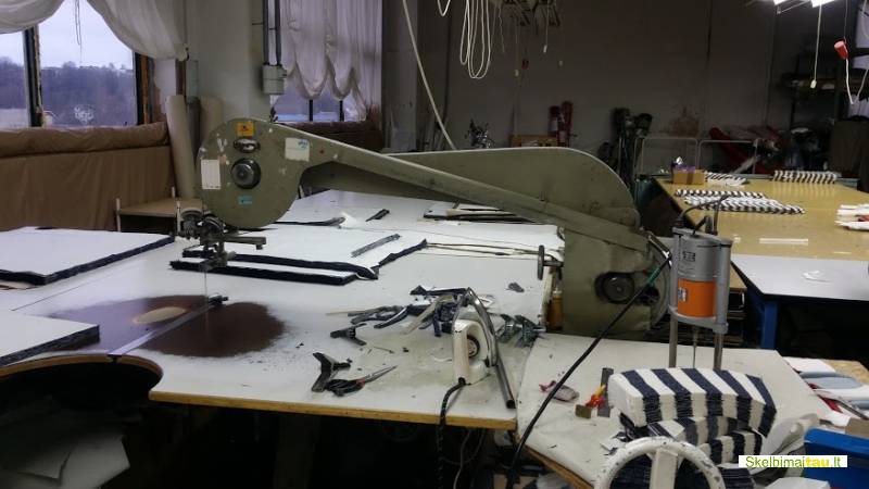 Parduodama veikianti stambi siuvimo įmonė