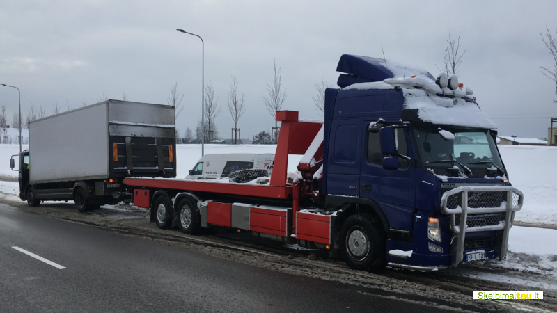 Sunkvezimiu technine pagalba kelyje sunkvezimiu evakuatorius