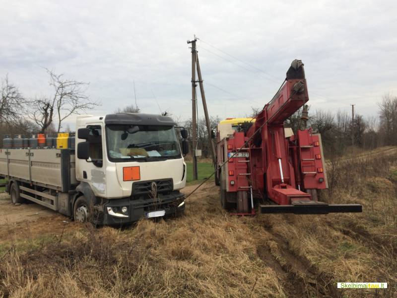 Sunkvezimiu technine pagalba kelyje sunkvezimiu evakuatorius